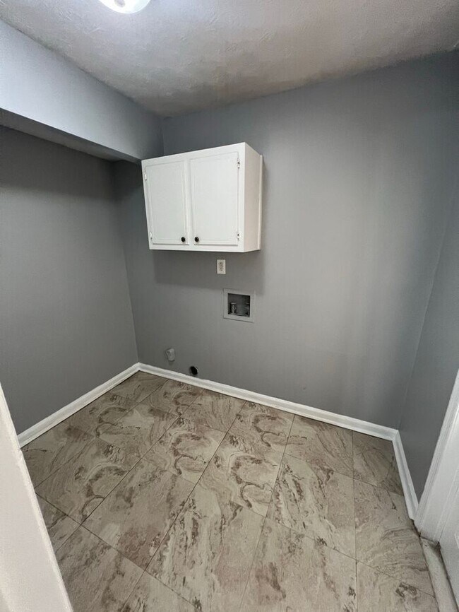 Building Photo - Huge 5 bedroom home in Lawrenceville NOW R...