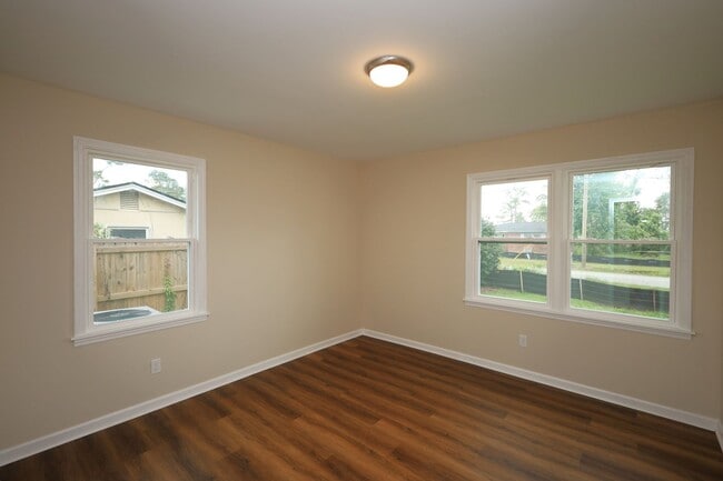 Building Photo - 2303 Jerry Jones Dr