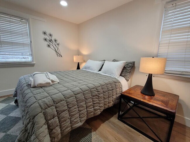 Building Photo - 2017 Woodford Rd