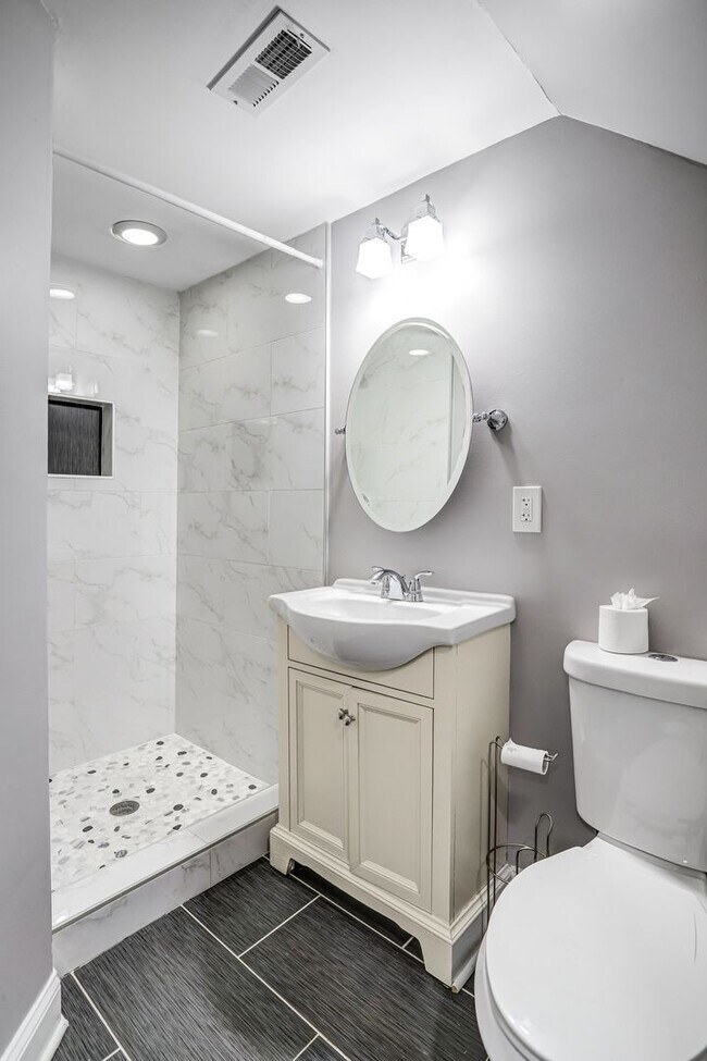 Building Photo - Bright and Beautiful Benning Ridge Abode