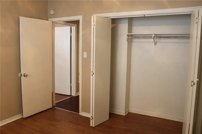 Building Photo - 606 W 51st St