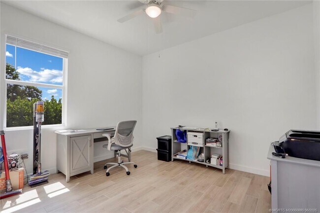 Building Photo - 1630 NE Skyhigh Ter