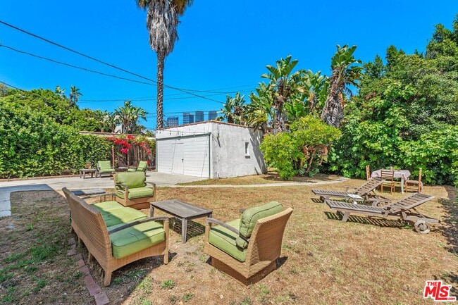 Building Photo - 2032 Holmby Ave