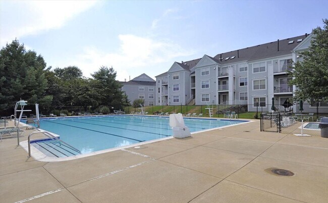 Building Photo - Beautiful 3BR 2BA condo located in the Decoverly neighborhood of Rockville