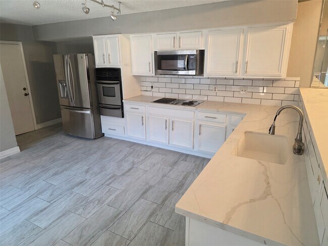 Building Photo - 3214 S Briar Knoll Dr