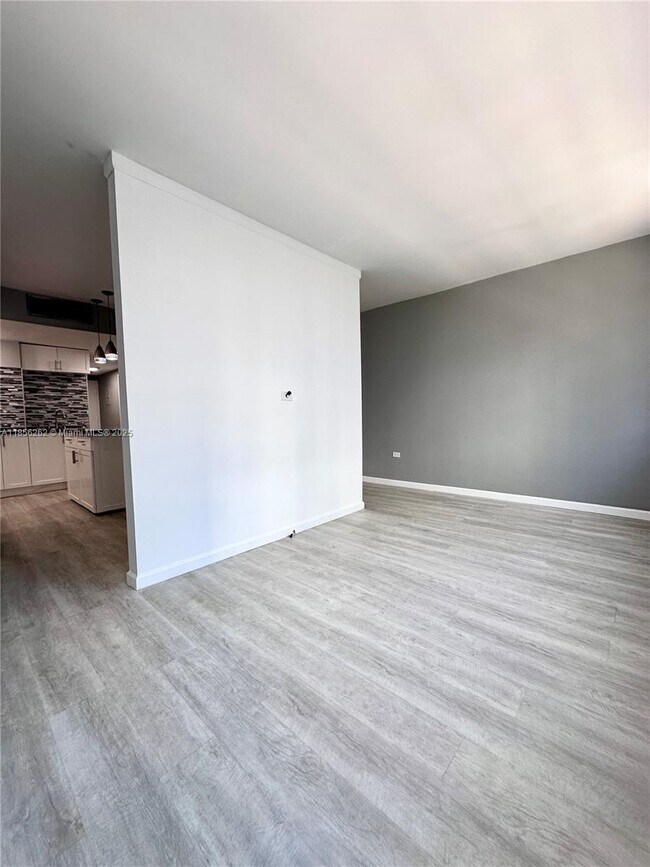 Building Photo - 999 Brickell Bay Dr