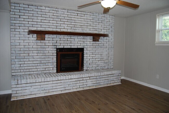 Building Photo - 811 Cedarcrest Dr