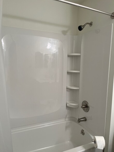 Shower - 603 Poplar Ct