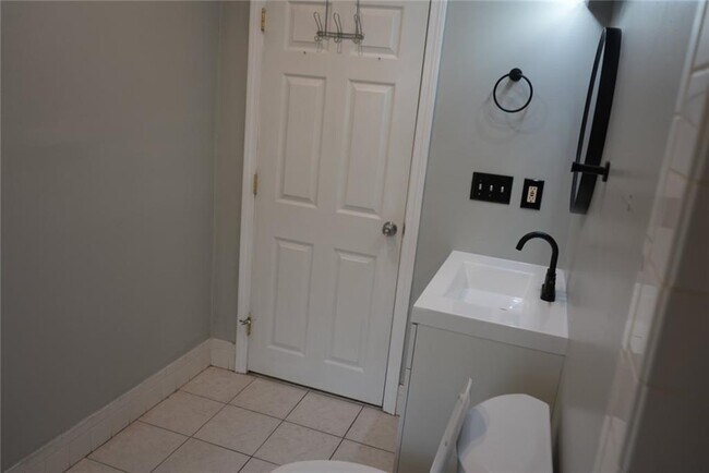 Building Photo - 13 Tweed St