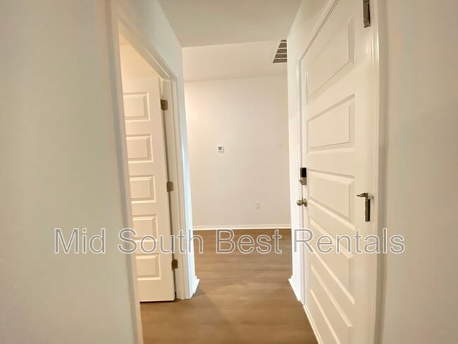 Building Photo - 84 Kelton Ln