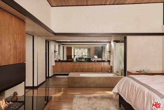 Building Photo - 2496 Mandeville Canyon Rd