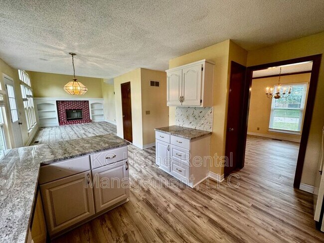 Building Photo - 1398 S Brentwood Dr
