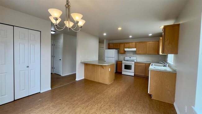 Building Photo - 3 Bedroom, 2.5 Bathroom house!!