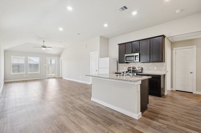 Building Photo - 920 Gentle Moss Dr