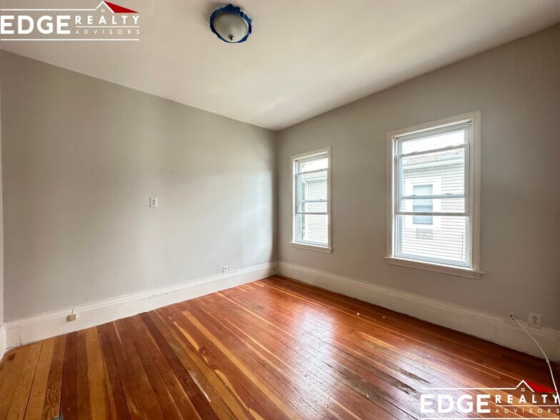 Building Photo - 72 Antwerp St