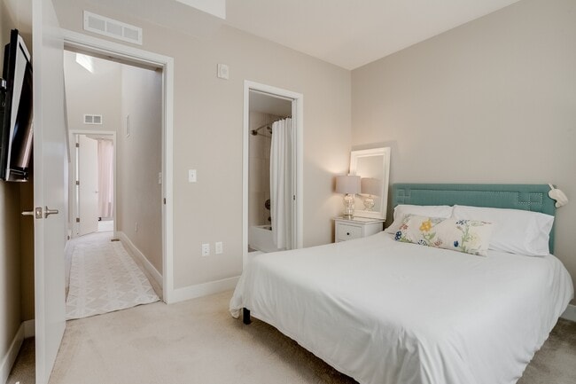 Building Photo - 2426 Welton St