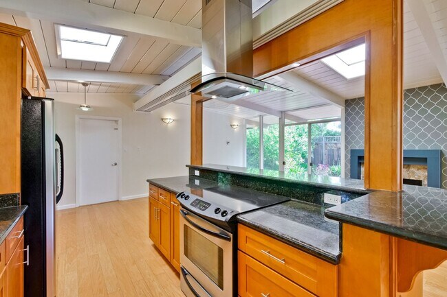 Building Photo - Mountain View Home l Spacious Open Layout Bright and Private Yard