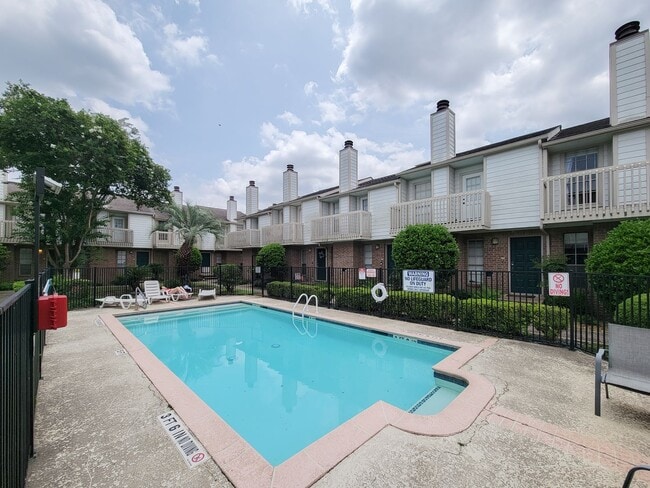 Building Photo - Medical Center Living at Its Best – Poolsi...