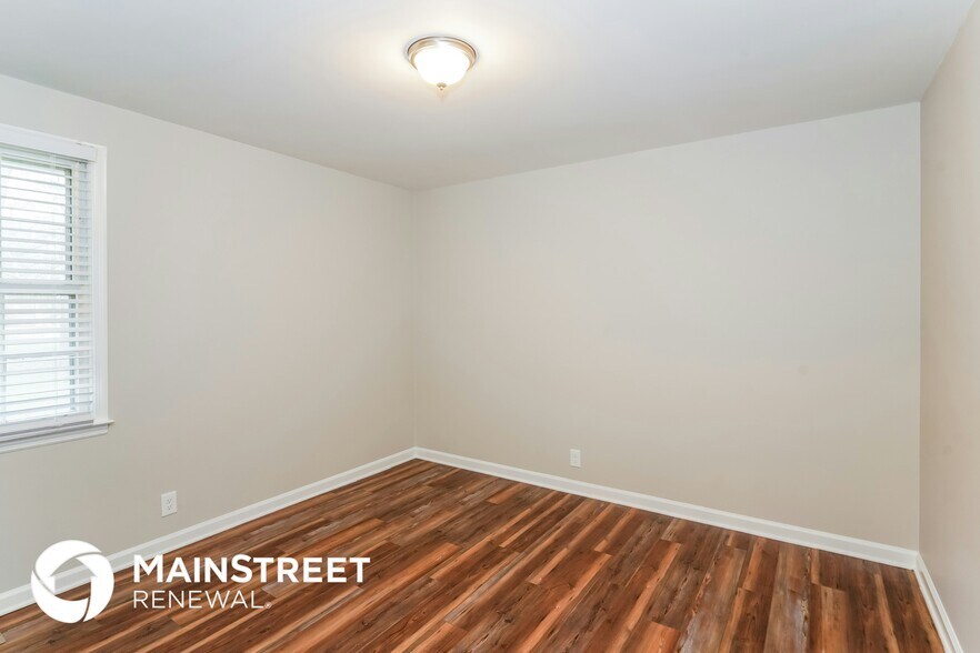 Building Photo - 242 Iris Dr