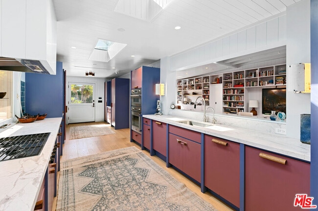Building Photo - 7038 Dume Dr