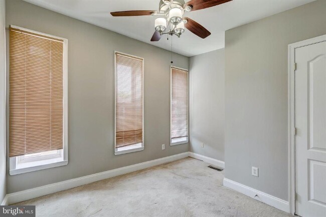 Building Photo - 1102 W Cross St