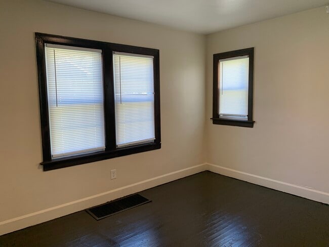 Building Photo - 1924 Maple Ave NE