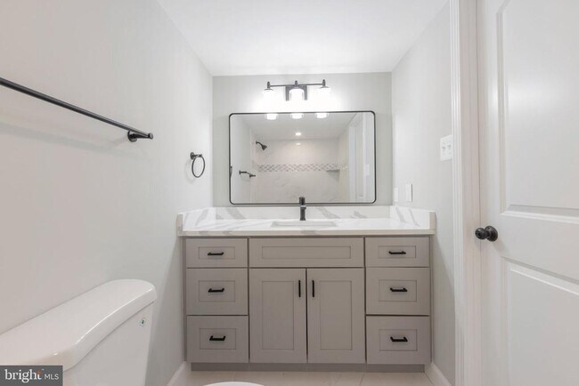 Building Photo - 205 Yoakum Pkwy