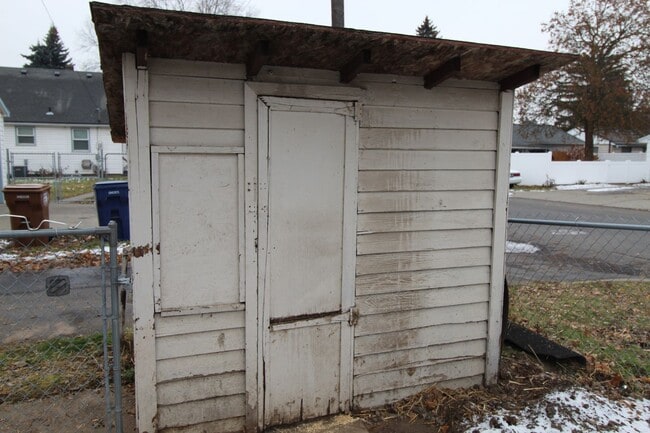 Building Photo - 1204 E Bismark Ave