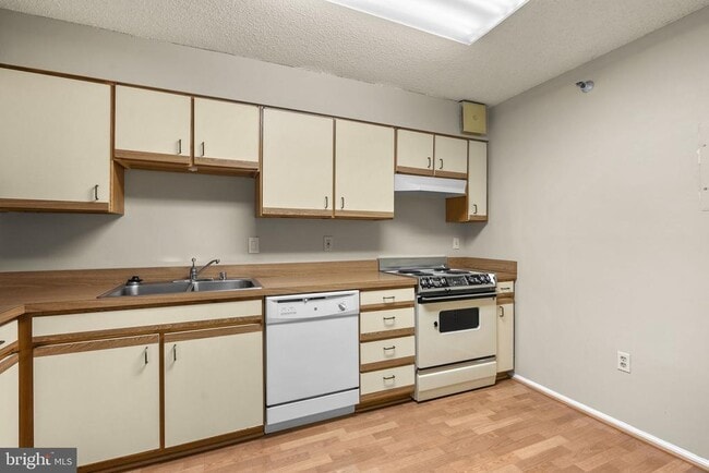 Building Photo - 15101 Interlachen Dr