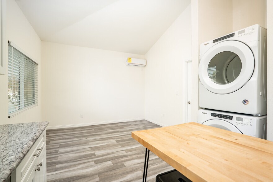 Building Photo - 14584 Highcrest Cir