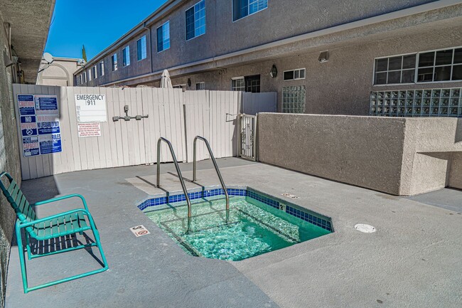 Building Photo - Reseda - 2 Bedroom Condo for Rent!