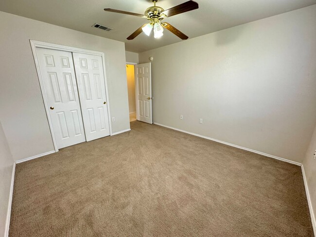 Building Photo - 4500 Twin Oaks Cir