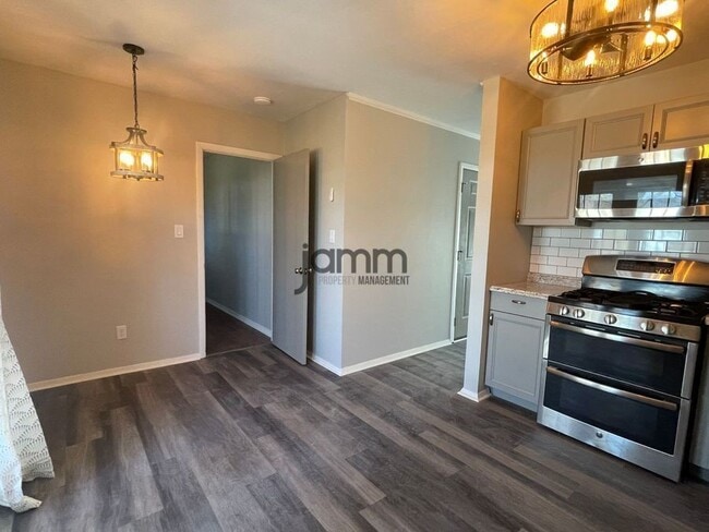 Building Photo - 635 Yacavona St