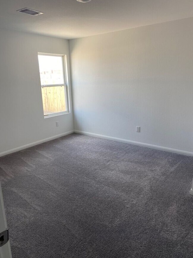 Building Photo - Stunning 3 bedroom, 2 bath home with a del...