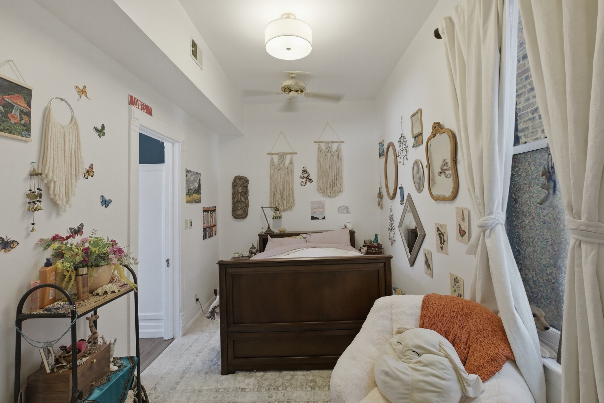 Building Photo - 850 W Oakdale Ave