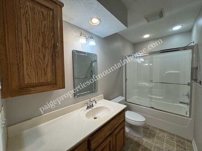 Building Photo - Charming 2-bedroom, 1-bath