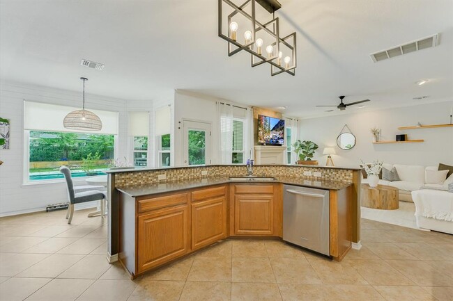 Building Photo - 803 Crocus Dr