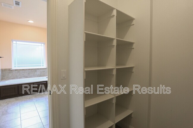 Building Photo - 2202 SW Tupelo Ave