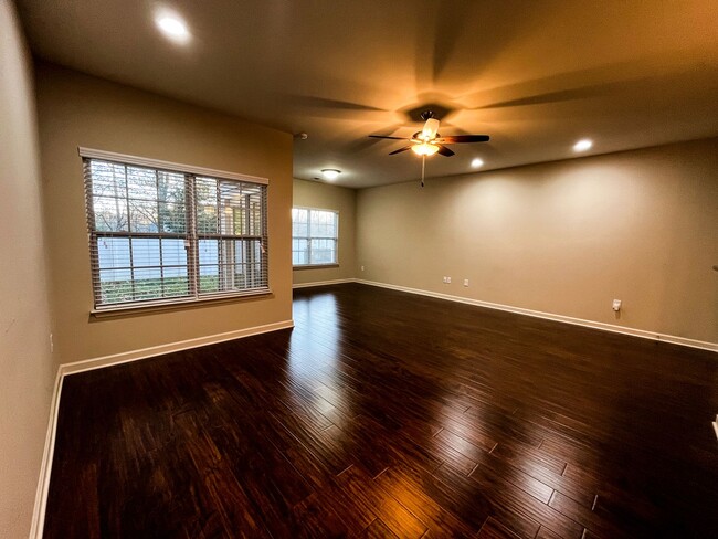Building Photo - Cozy 3 bedroom, 2 1/2 bathroom townhome in...