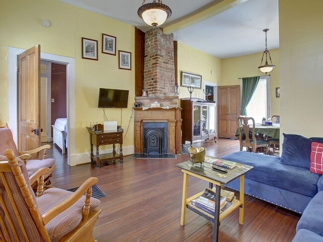 Building Photo - 617 Lyons St