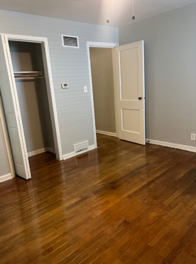 Building Photo - Spacious Two Bedroom Duplex Near MLK and 3...