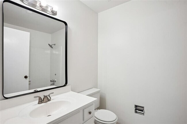 Building Photo - 2035 Powers Ferry Trce SE