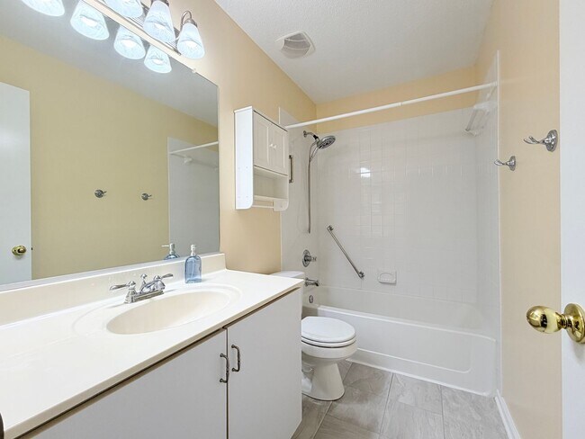 Building Photo - Bright 2 bed end unit Williamsburg