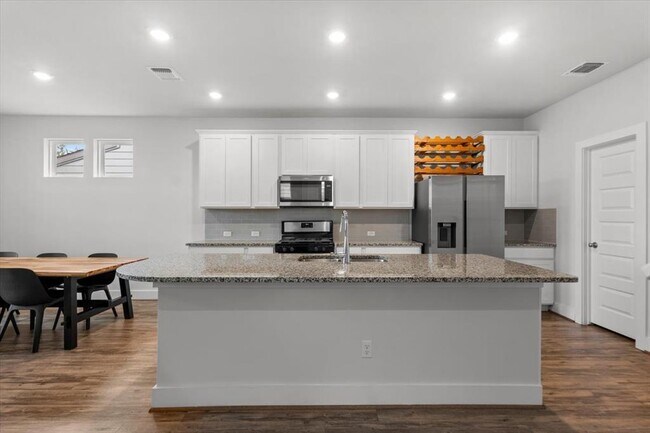 Building Photo - 7106 Silver Star Ln