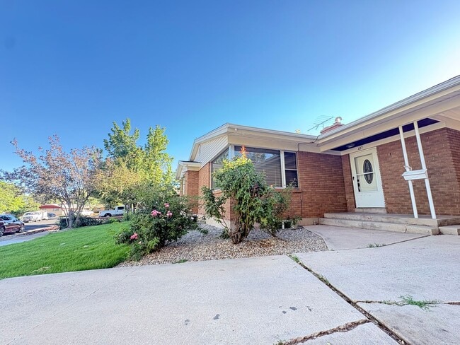 Building Photo - 437 Circleway Dr