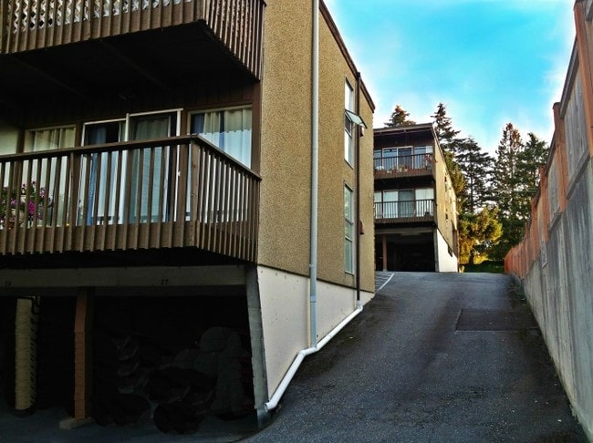 Building Photo - Lochleven Apartments