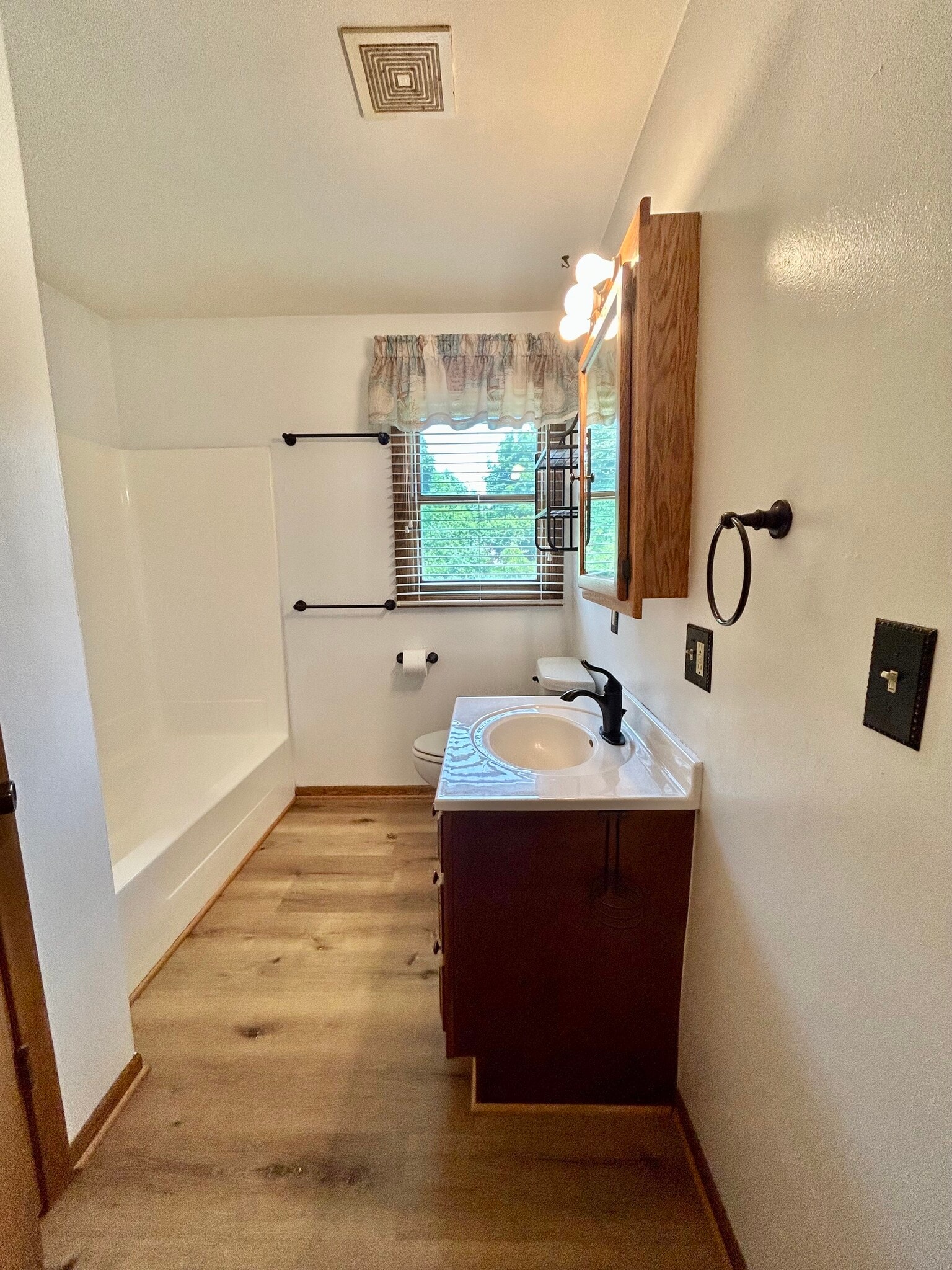 Building Photo - 617 S 6th Ave