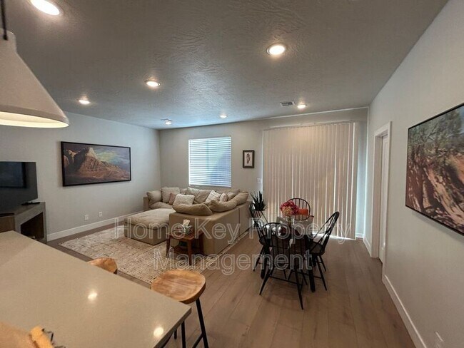 Building Photo - 3954 Razor Dr