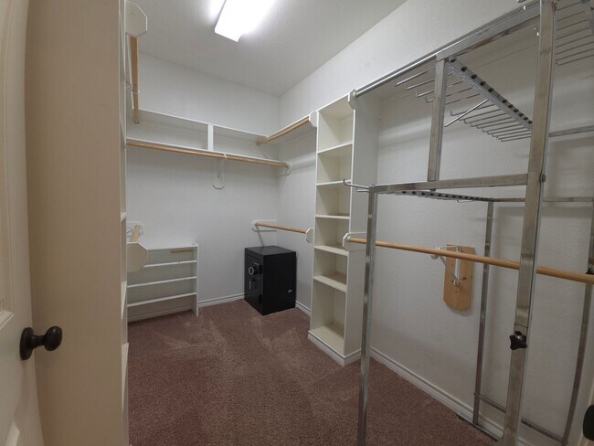 Building Photo - BEAUTIFUL and SPACIOUS 3-bedroom, 2-bathro...