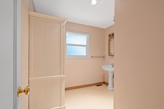 Building Photo - Charming, retro 2-bdrm/2-bath ranch in tranquil setting w/ large family room